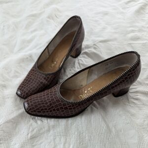 Vintage Deliso Reptile Design Pump